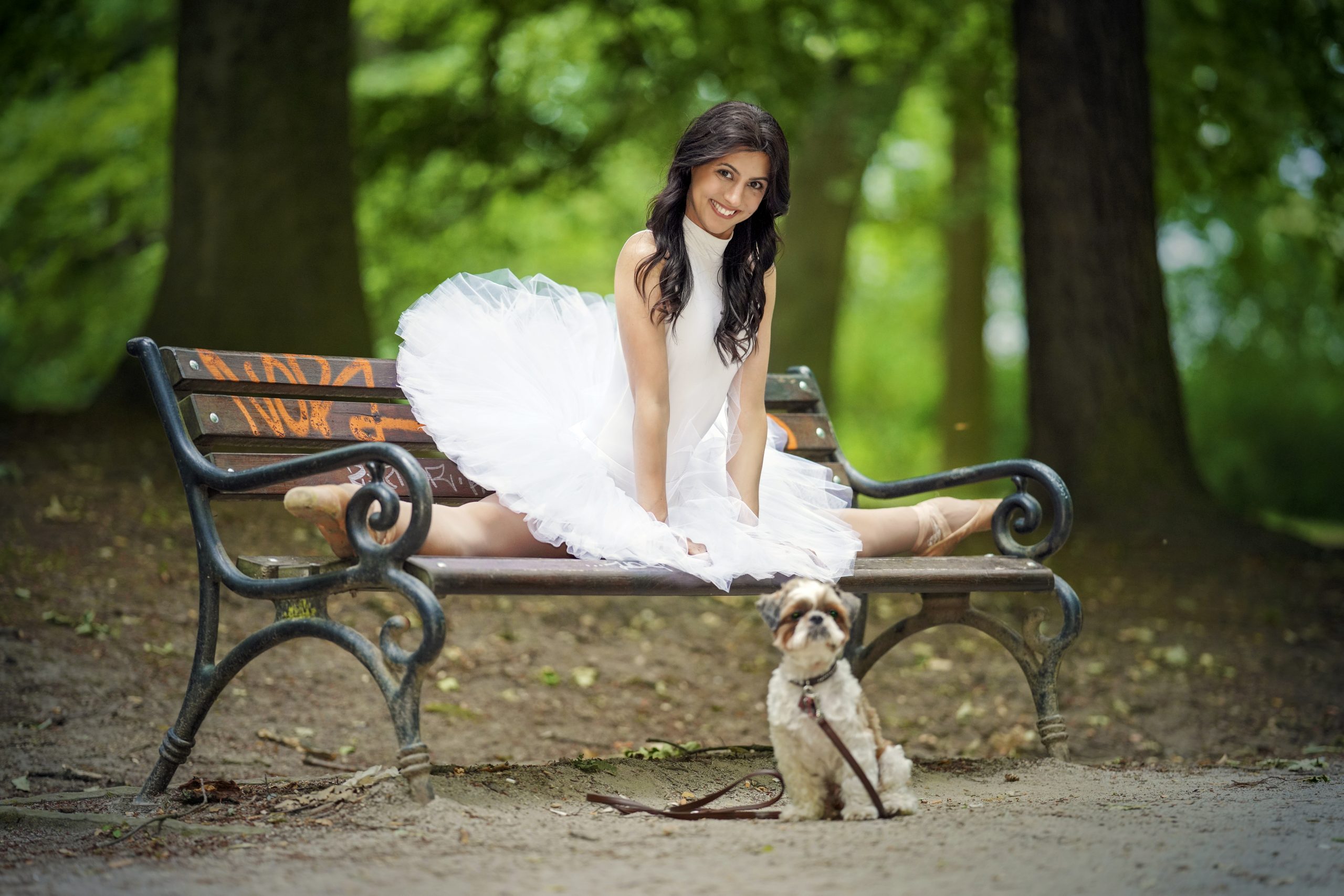 Meike Artist als Ballerina auf der Parkbank