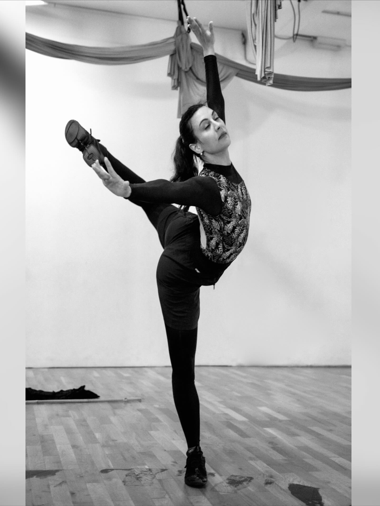 I breathe in —
and everything that held me
falls away, softly.

Foto by @e.s.photoart_ 

#photoshoot